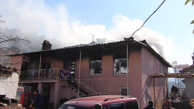 İzmir deki 2 katlı evde yangın paniği 